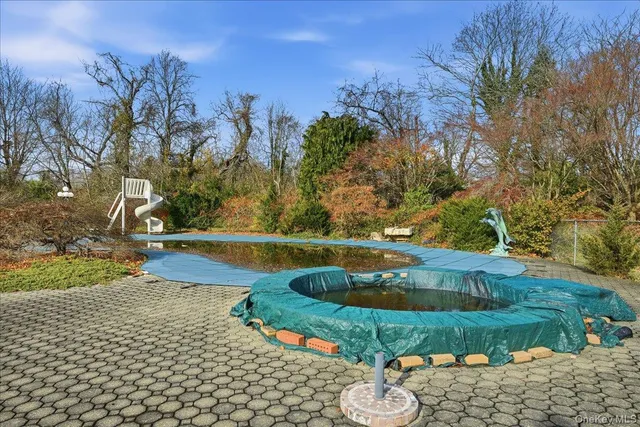 a view of a backyard