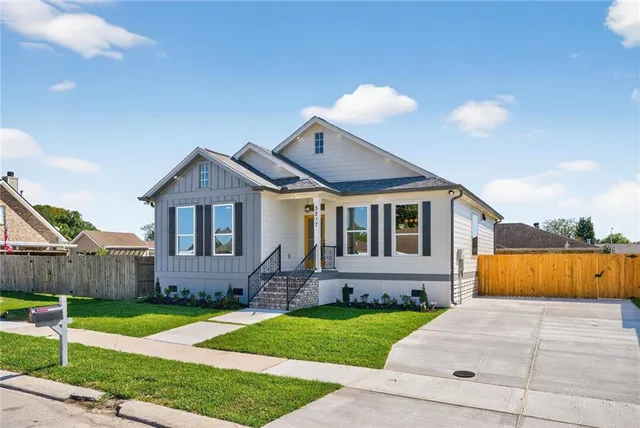 $279,900 | 3217 Dauterive Drive, Chalmette, LA 70043
