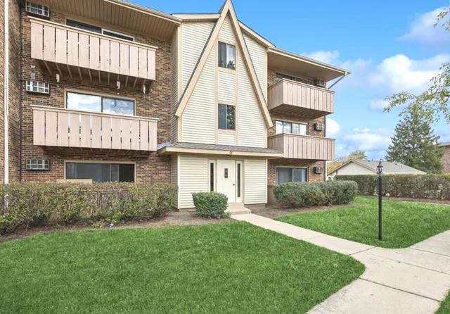 $1,950 | 11 Echo Court, Unit 12, Vernon Hills, IL 60061