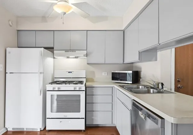 $1,950 | 11 Echo Court, Unit 12, Vernon Hills, IL 60061