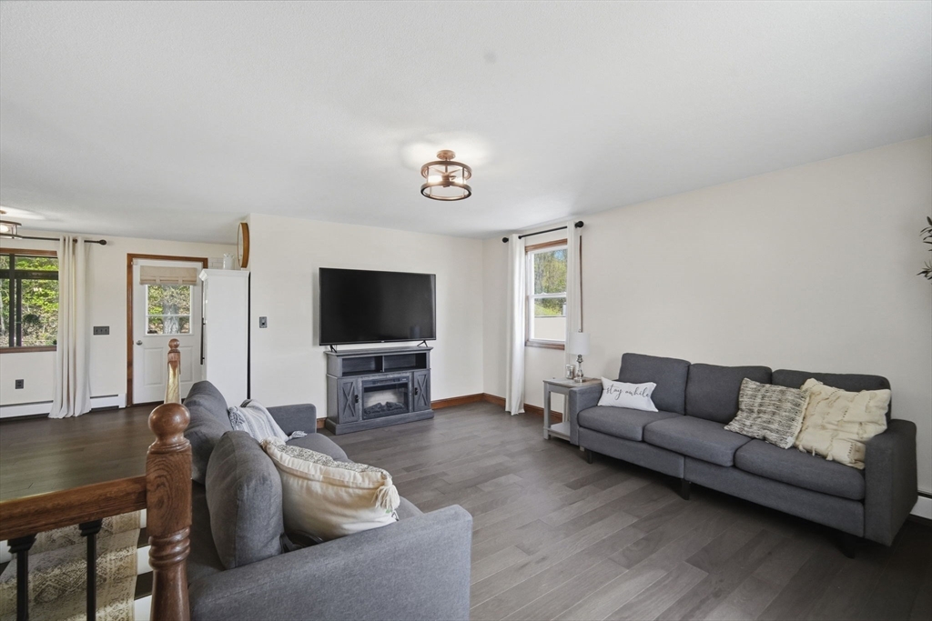 563 Pochassic Road Westfield, MA 01085 - Photo 4 of 33 Gallery Image 4