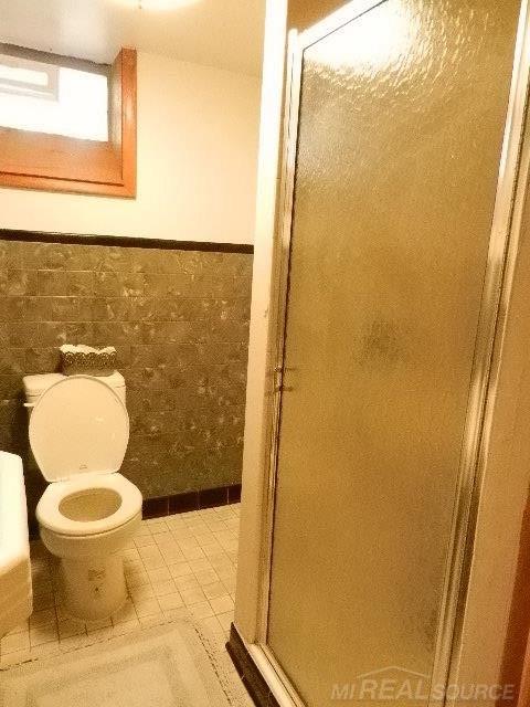 8673 Superior Street Center Line, MI 48015 - Photo 40 of 66 Base Shower