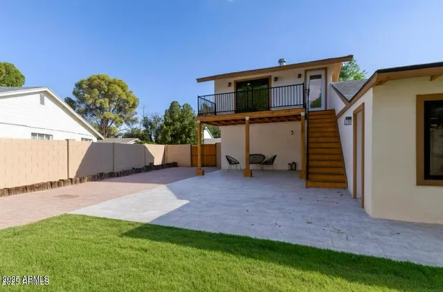 a view of a house with a backyard