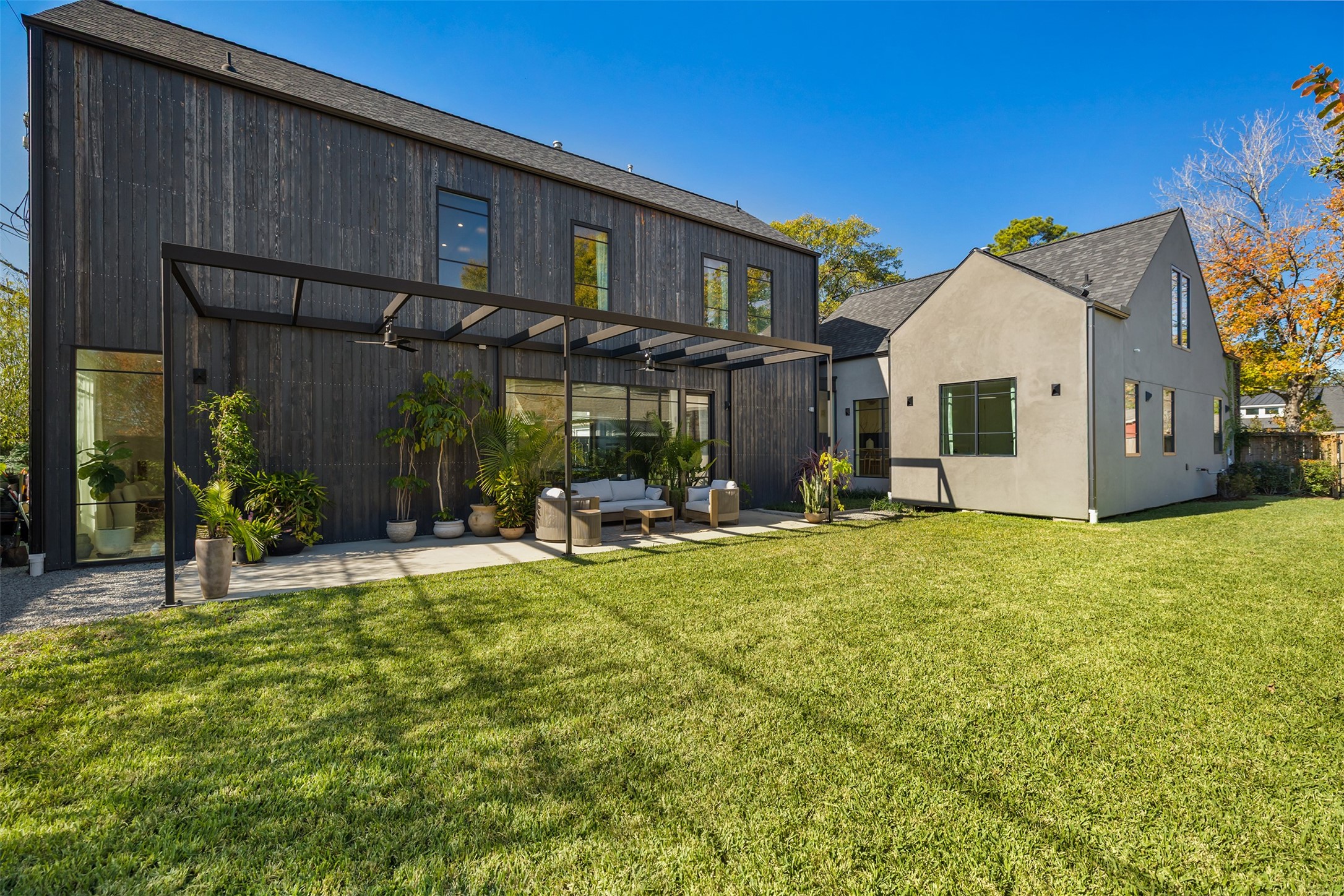 419 West 30th Street Houston, TX 77018 - Photo 41 of 45 a view of a house with backyard and sitting area
