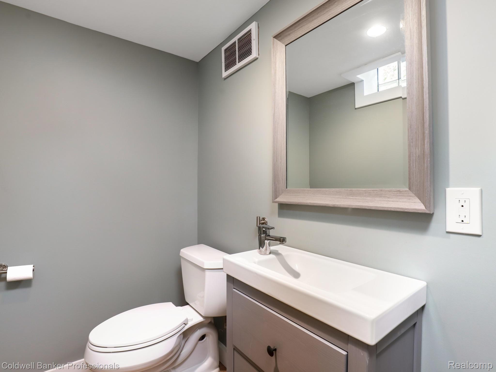 304 West Webster Road Royal Oak, MI 48073 - Photo 24 of 35 25- Half bath off the family room.jpg