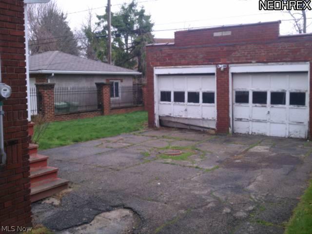 18311 Rosecliff Road Cleveland, OH 44119 - Photo 2 of 25 Gallery Image 2