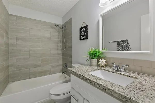 $1,950 | 2324 Shadowdale Drive, Unit 294, Houston, TX 77043