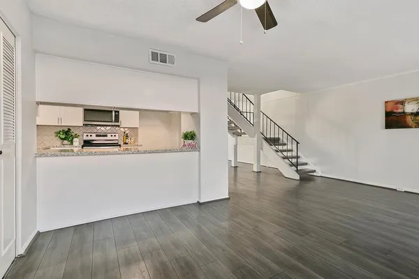 $1,950 | 2324 Shadowdale Drive, Unit 294, Houston, TX 77043