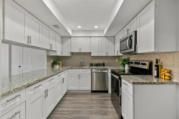 $1,950 | 2324 Shadowdale Drive, Unit 294, Houston, TX 77043