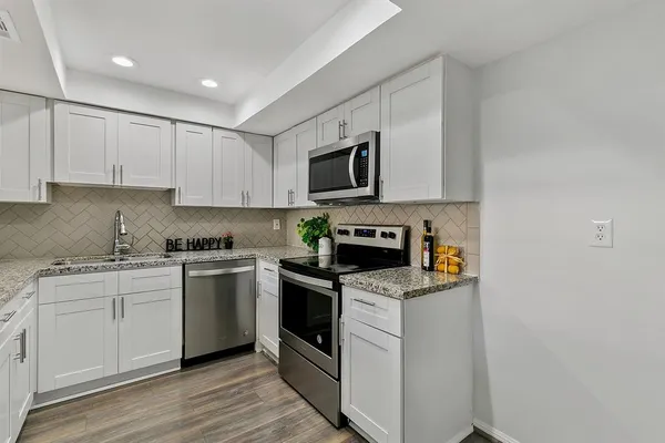 $1,950 | 2324 Shadowdale Drive, Unit 294, Houston, TX 77043