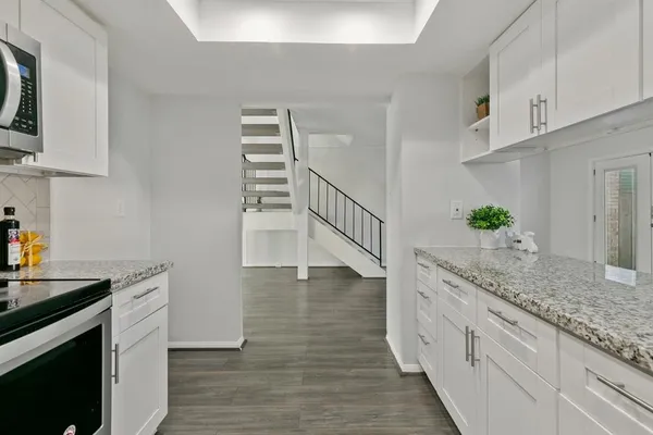 $1,950 | 2324 Shadowdale Drive, Unit 294, Houston, TX 77043