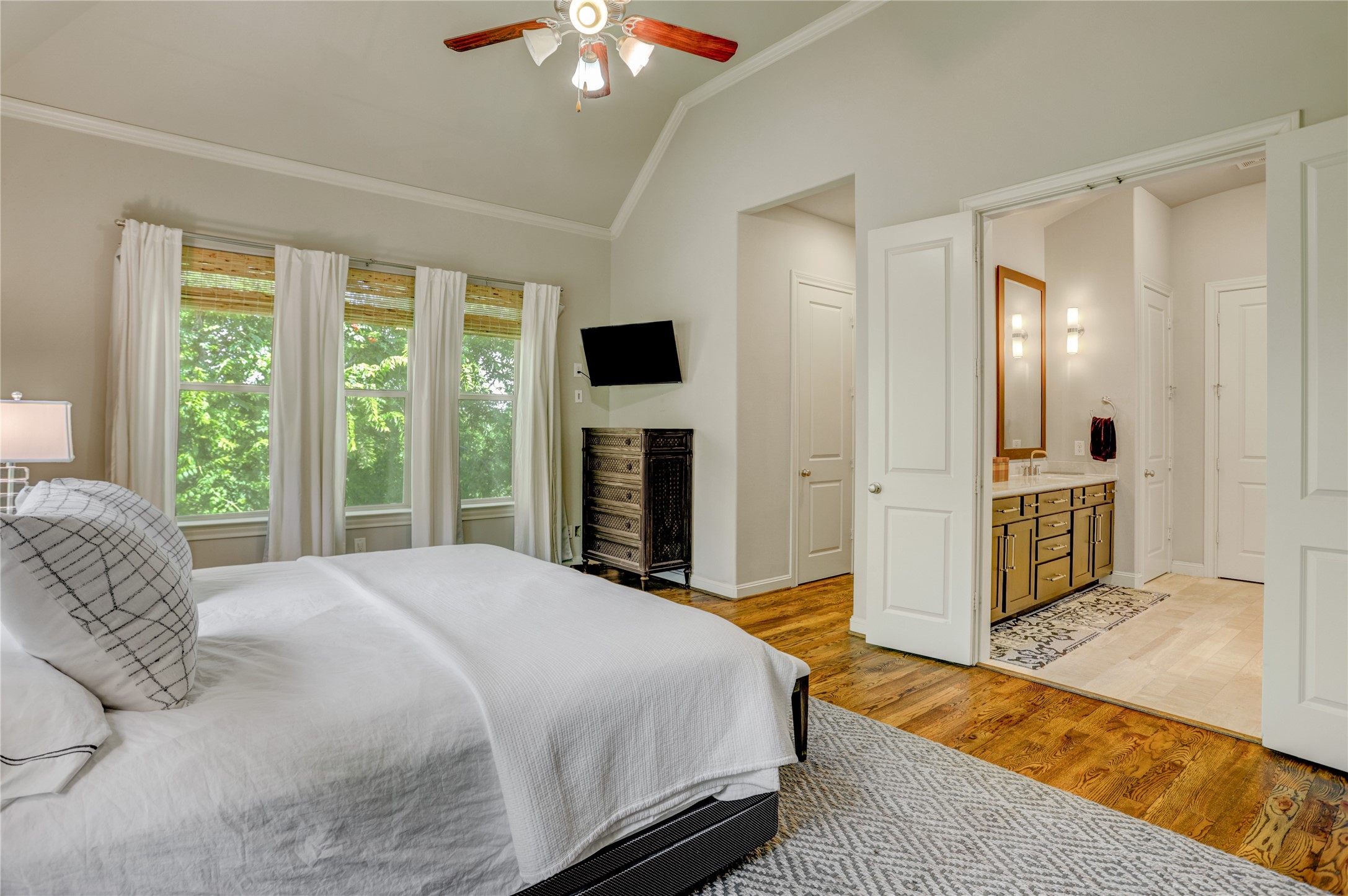 4124 Bonner View Lane Houston, TX 77007 - Photo 15 of 31 The primary bedroom has an en suite bath.