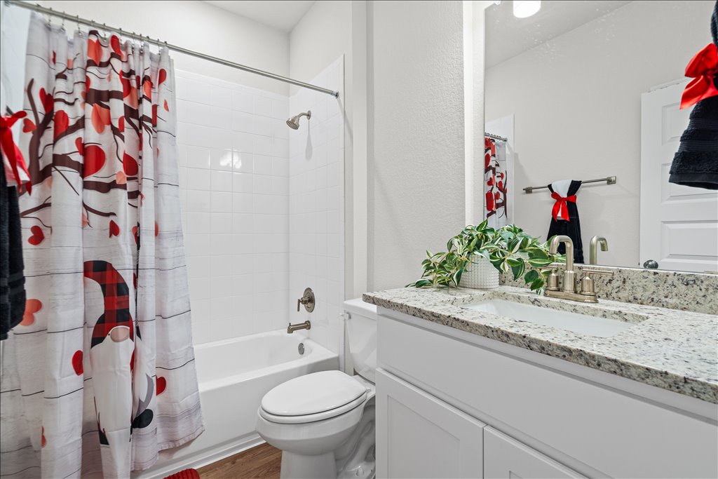 158 Gullivers Drive Elgin, TX 78621 - Photo 22 of 36 Serving these rooms is a pristine full bathroom. It’s spotless and completely ready for guests.