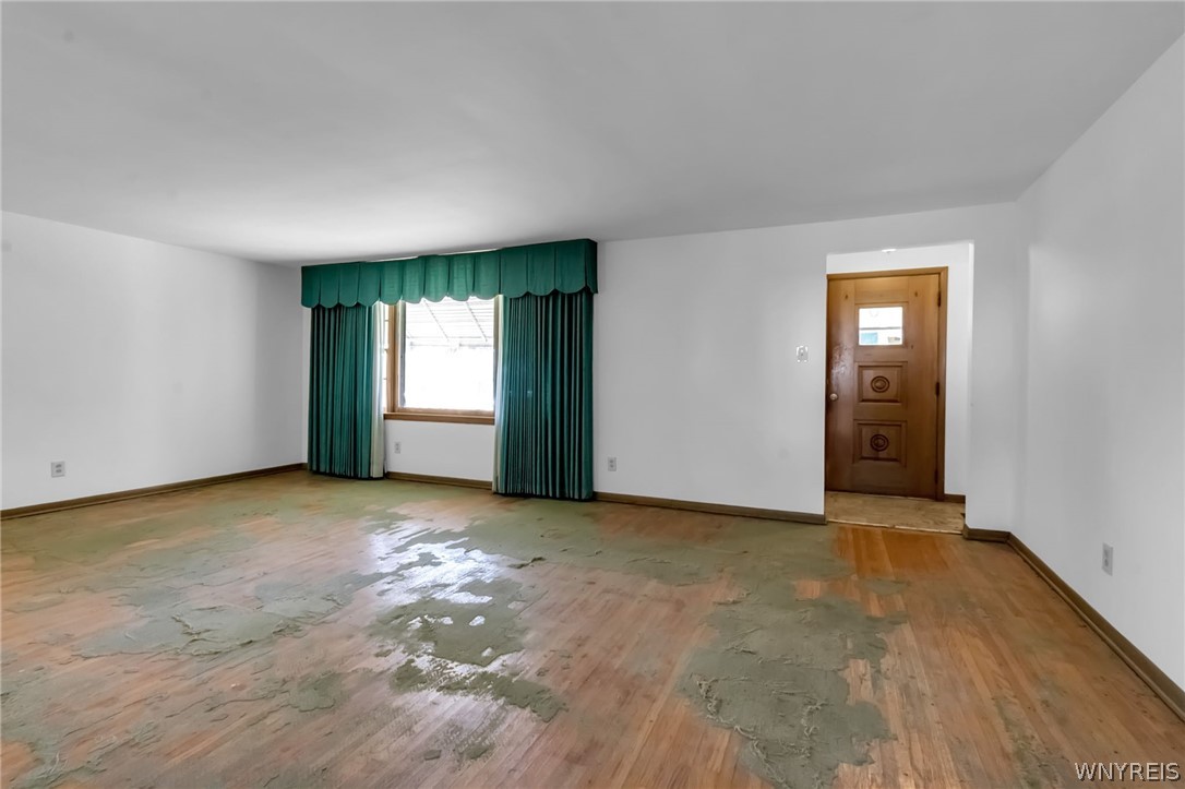 8130 Packard Road Niagara, NY 14304 - Photo 8 of 24 Living room