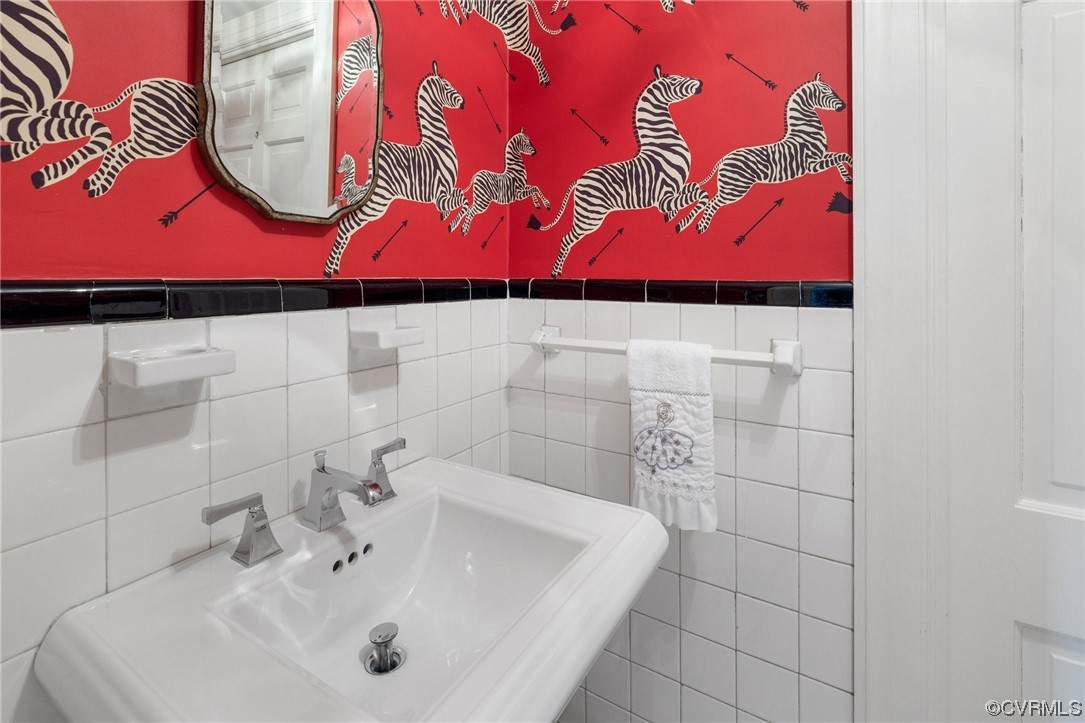 4105 Sulgrave Road Richmond, VA 23221 - Photo 12 of 30 a bathroom with a sink and a mirror