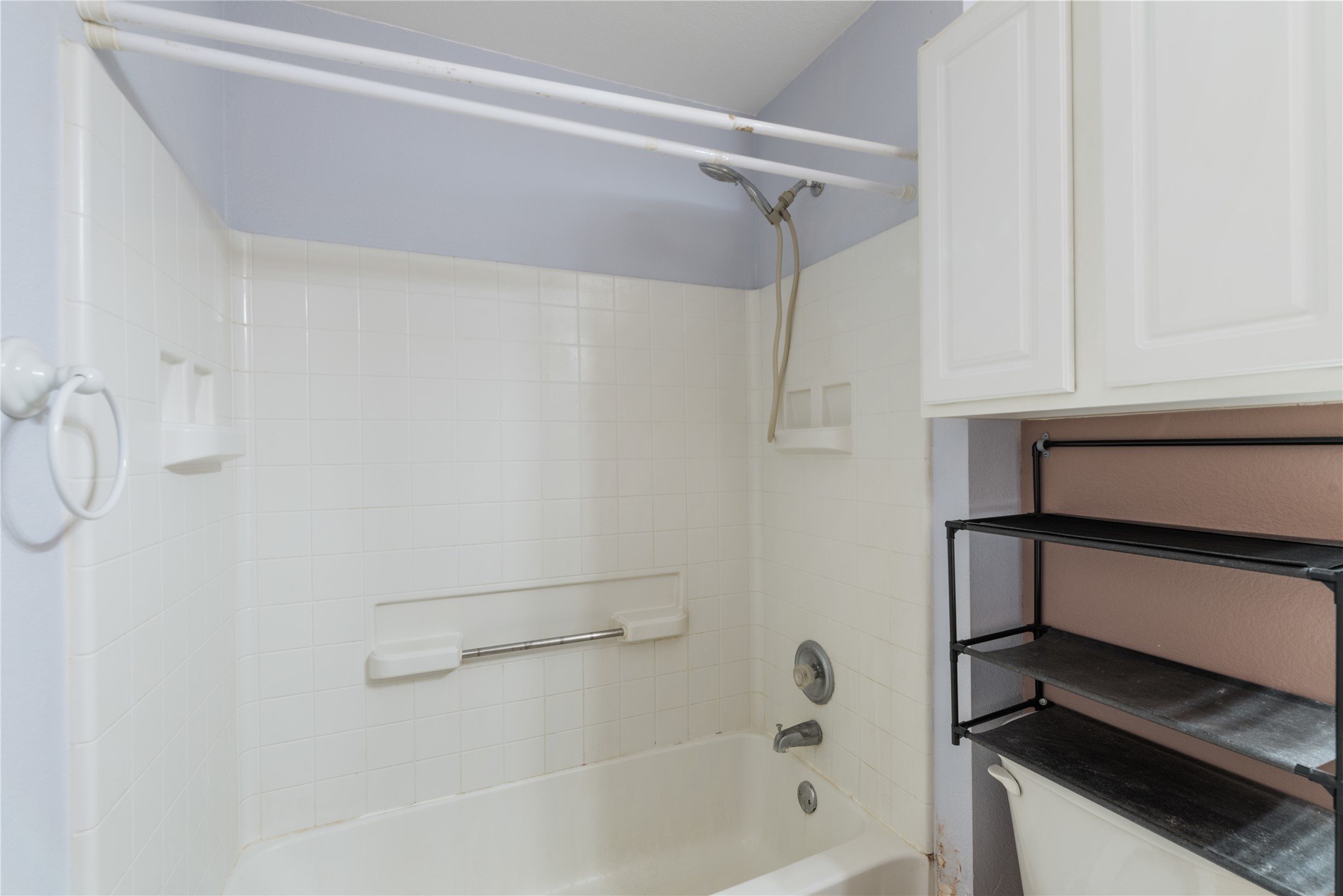 1329 Amberwood Loop Kyle, TX 78640 - Photo 20 of 27 a bathroom with a bathtub