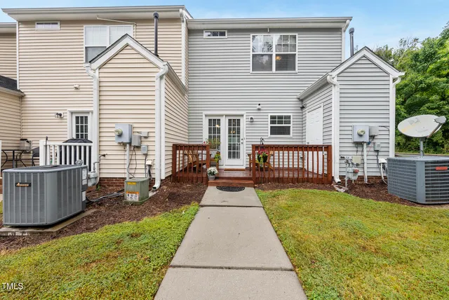 a view of a house with backyard and porch