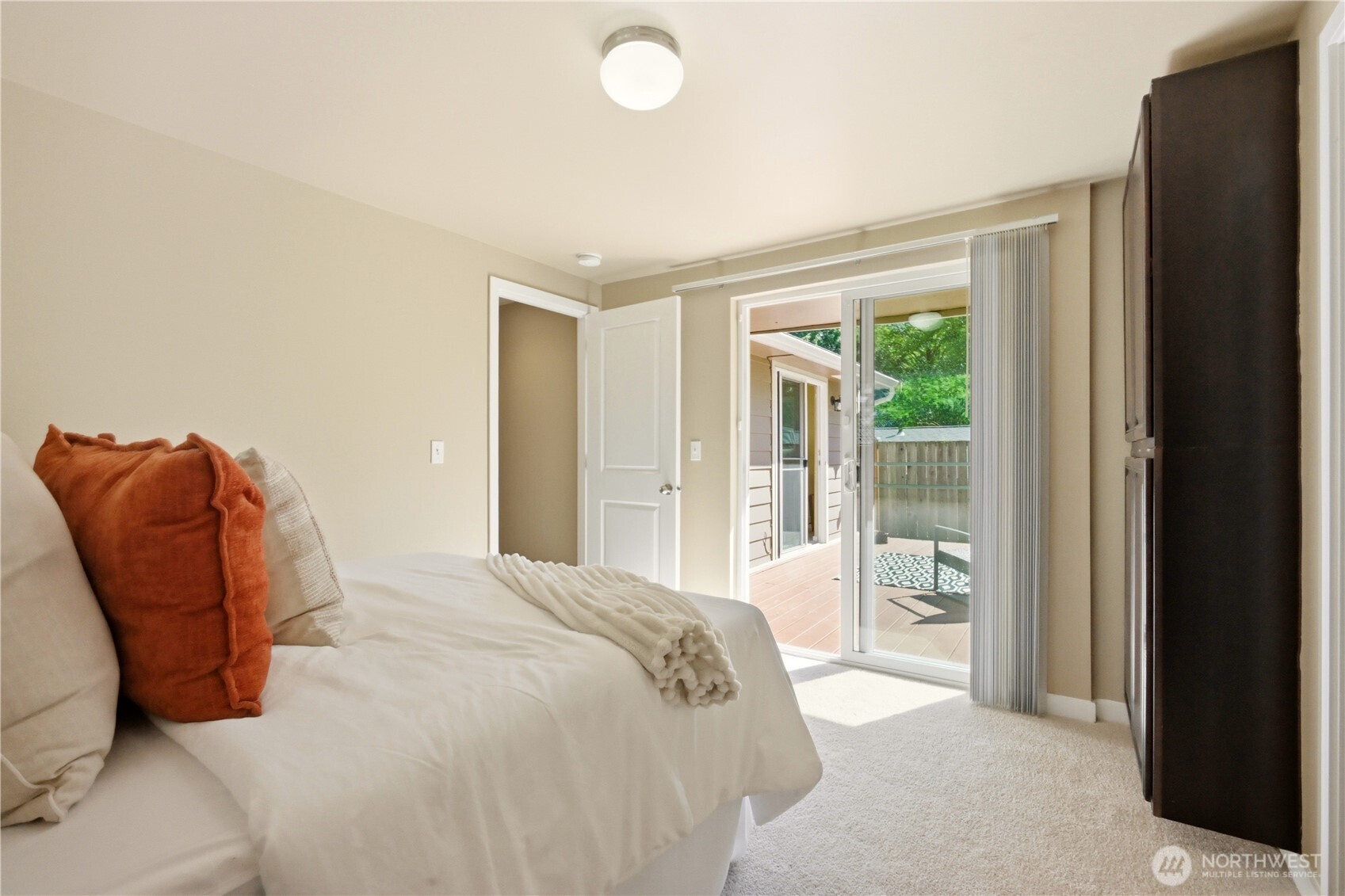 2327 Northeast 86th Street Seattle, WA 98115 - Photo 13 of 34