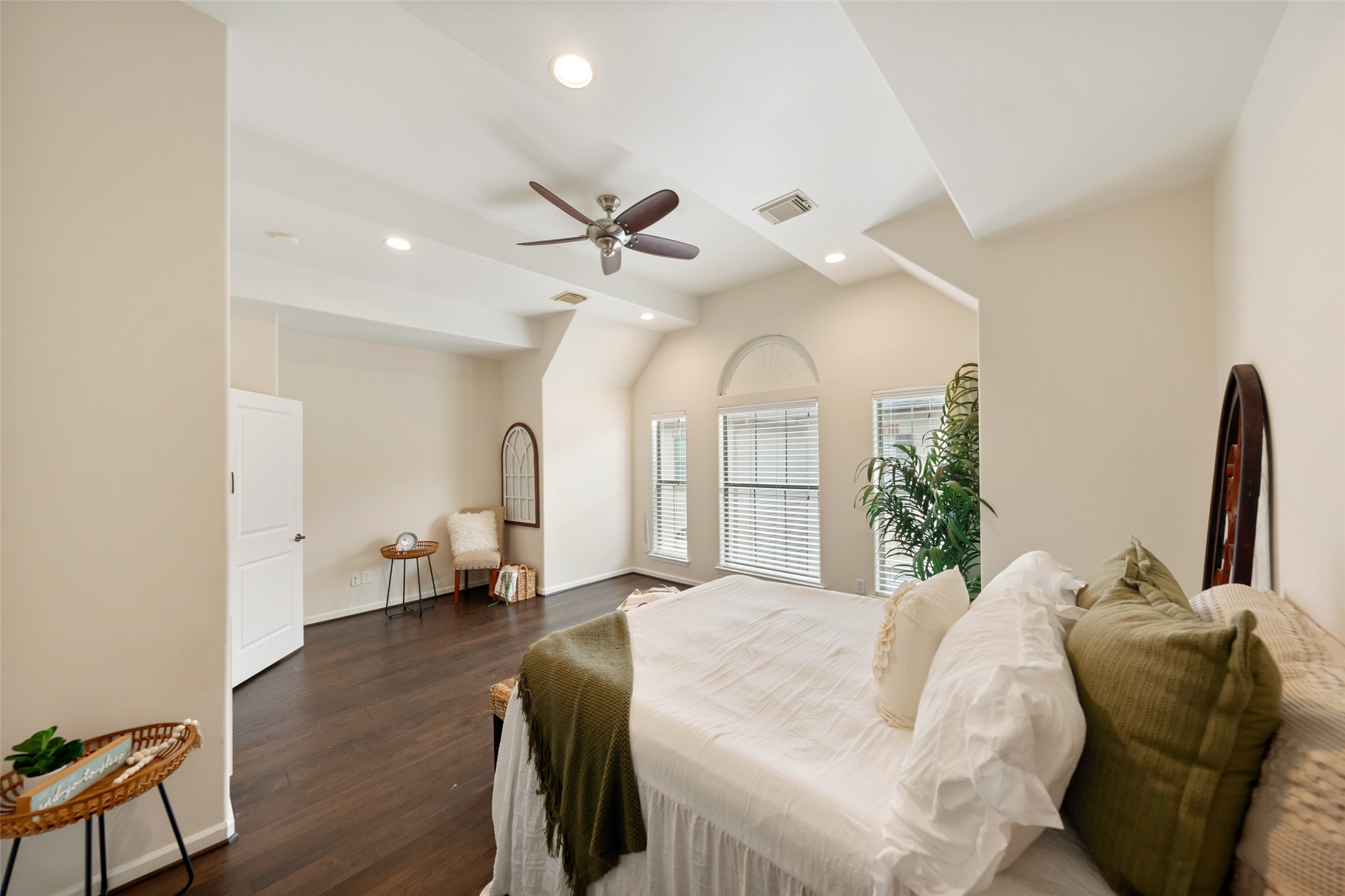 562 Bomar Street Houston, TX 77006 - Photo 13 of 28 Huge space with lots of light