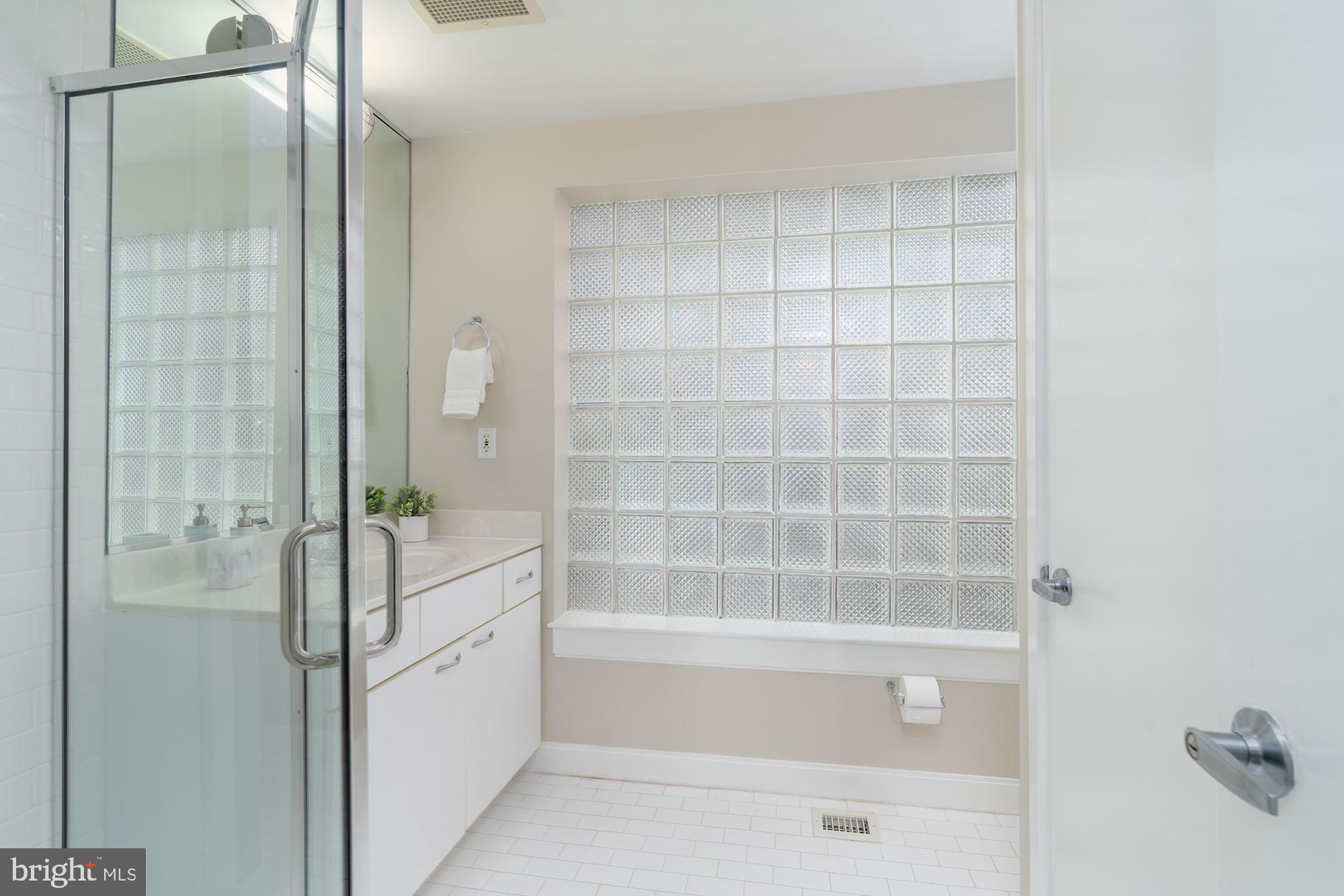 1441 Florida Avenue Northwest, Unit 3B Washington, DC 20009 - Photo 20 of 29 Ensuite bath #2