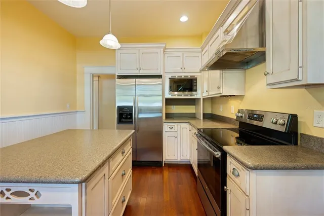 a view of entryway with a workspace