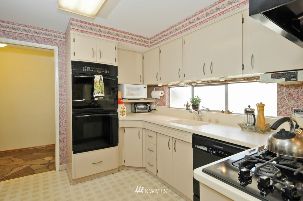 3830 Northeast 98th Street Seattle, WA 98115 - Photo 11 of 25