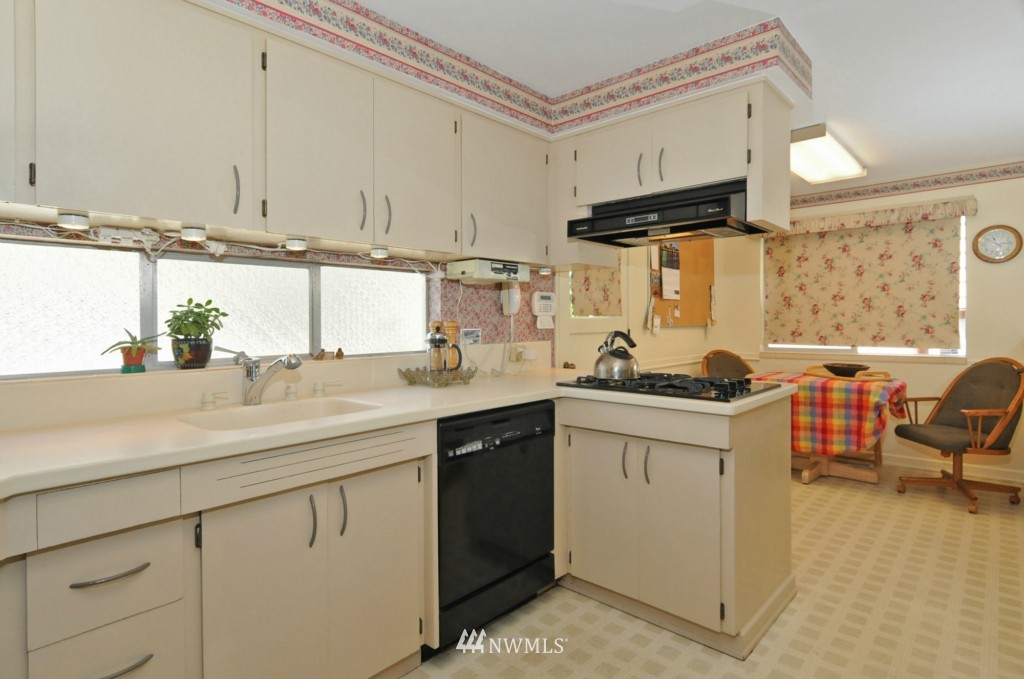 3830 Northeast 98th Street Seattle, WA 98115 - Photo 13 of 25