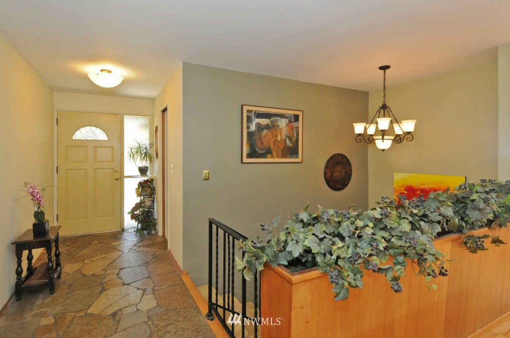 3830 Northeast 98th Street Seattle, WA 98115 - Photo 3 of 25
