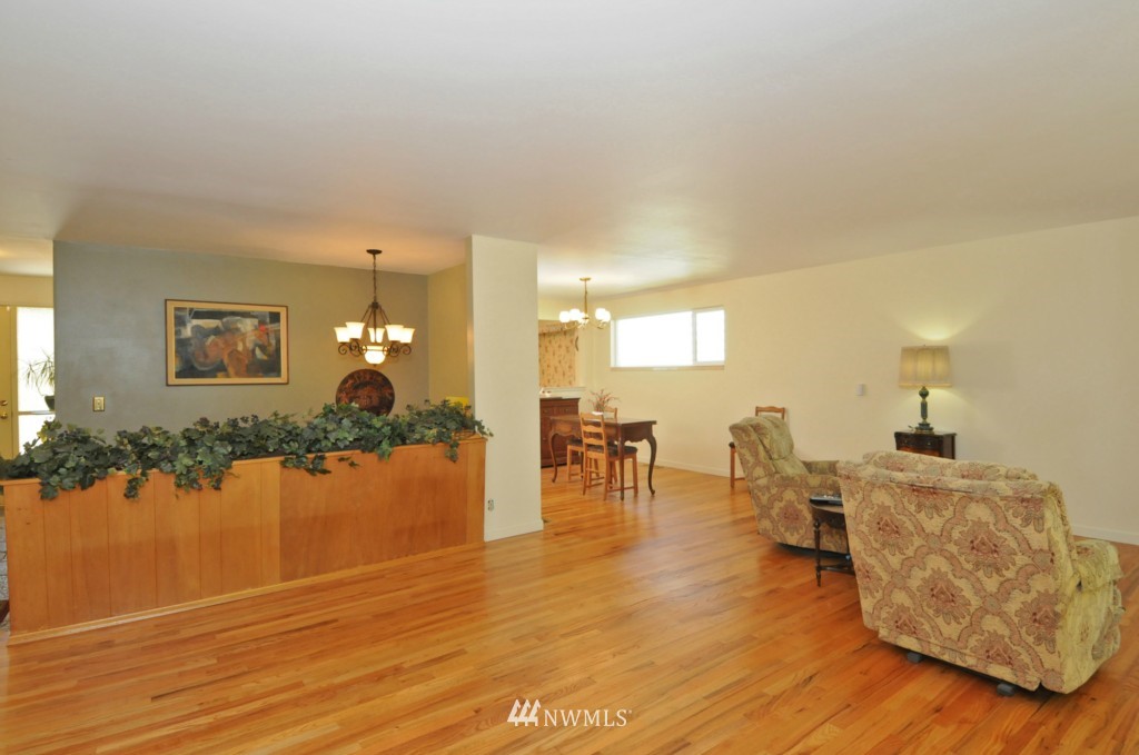 3830 Northeast 98th Street Seattle, WA 98115 - Photo 4 of 25