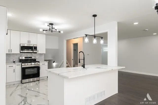 $286,900 | 251 North Pleasant Drive, Glenwood, IL 60425