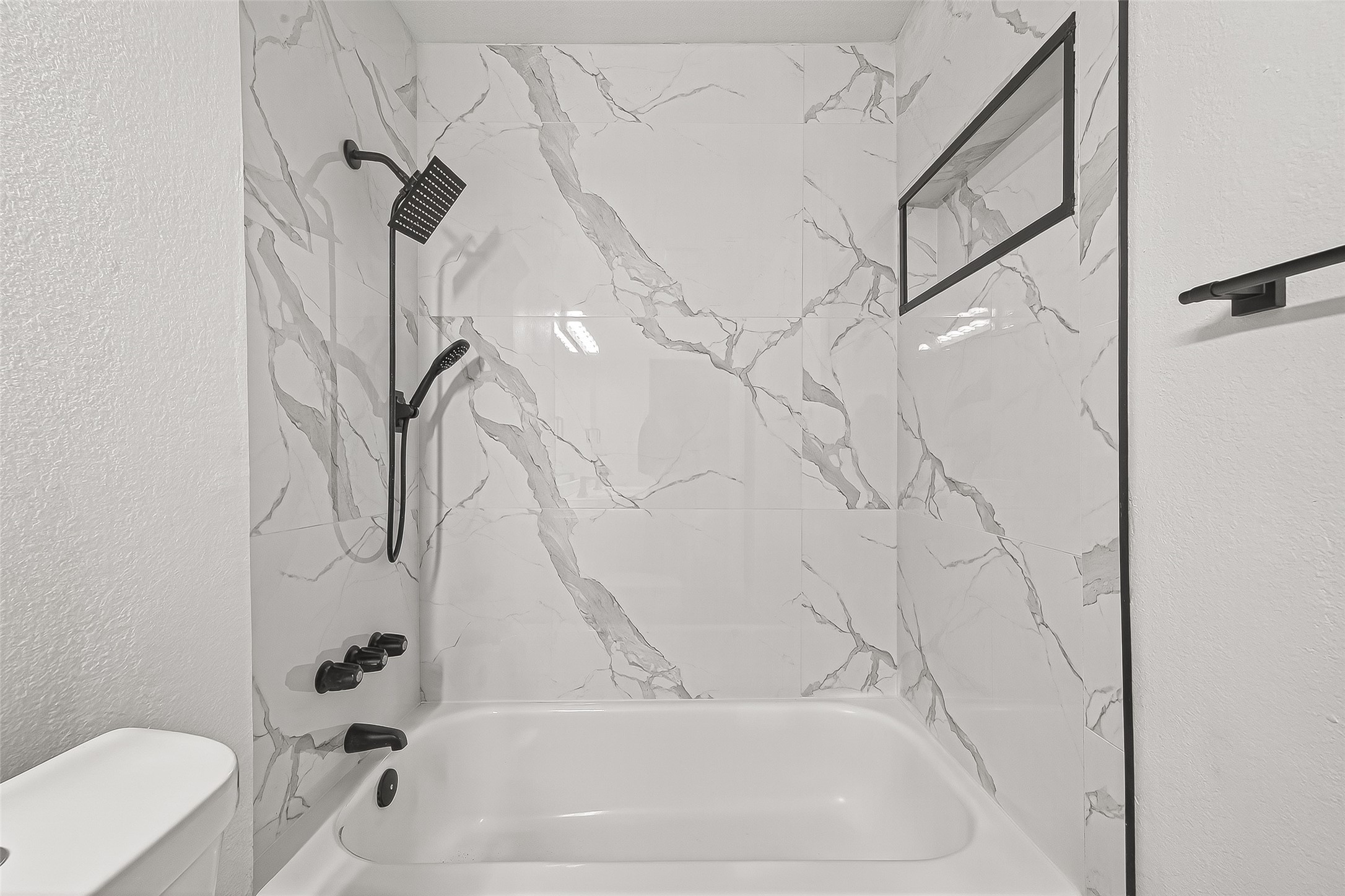 4729 Paradise Lane Houston, TX 77048 - Photo 19 of 43 a bathroom with a bathtub