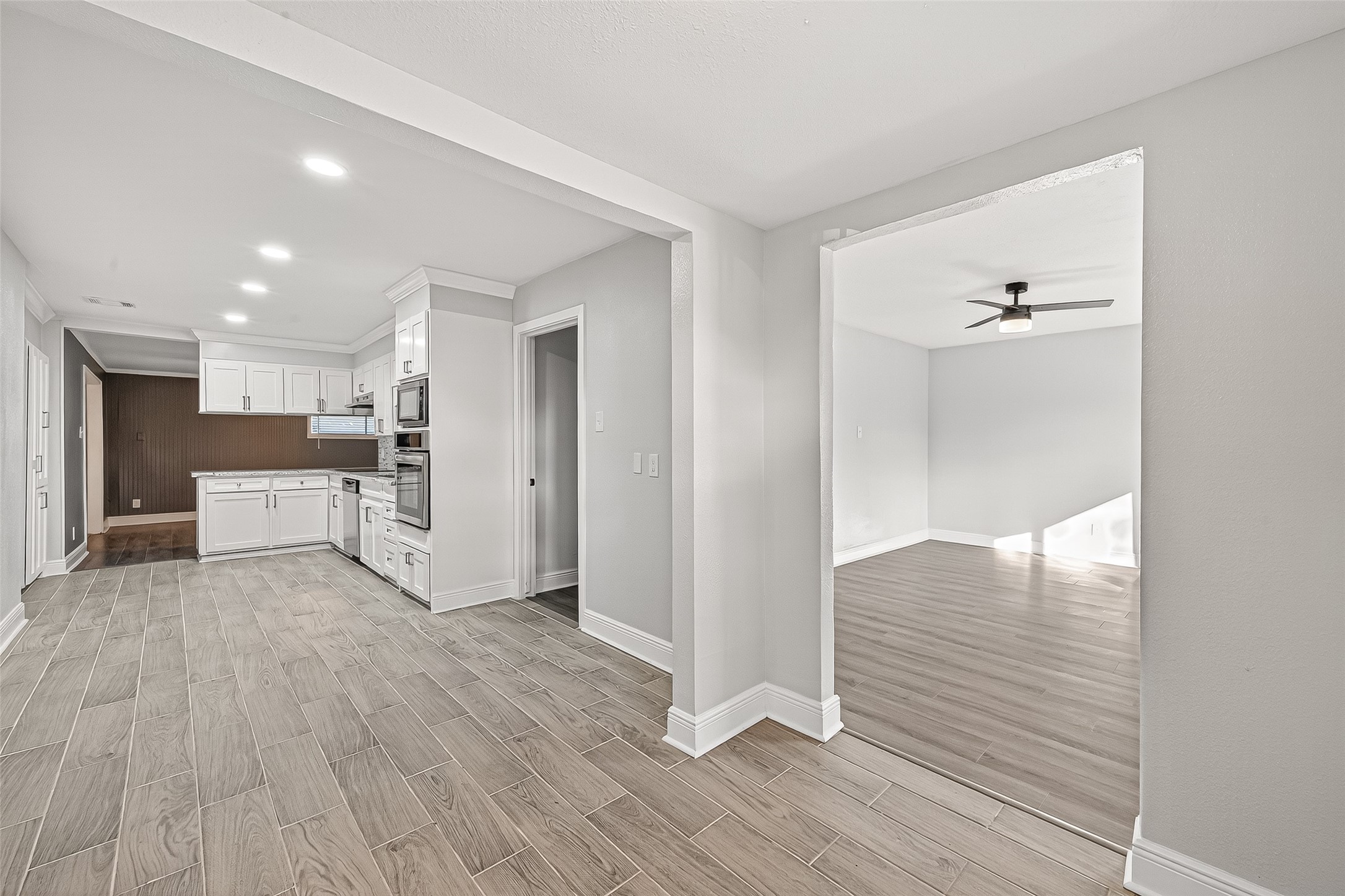 4729 Paradise Lane Houston, TX 77048 - Photo 3 of 43 a view of a livingroom with wooden floor