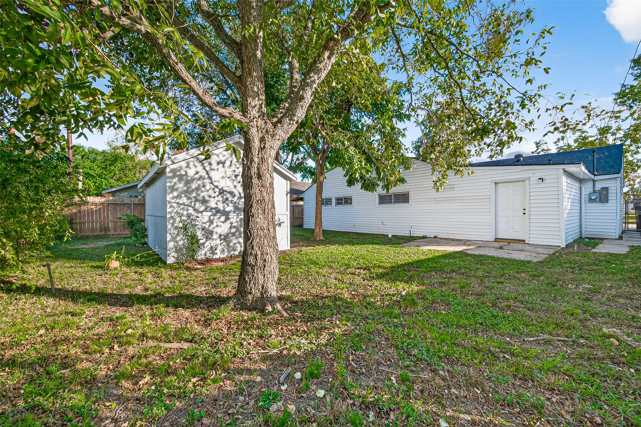 4729 Paradise Lane Houston, TX 77048 - Photo 41 of 43 a view of a house with a yard