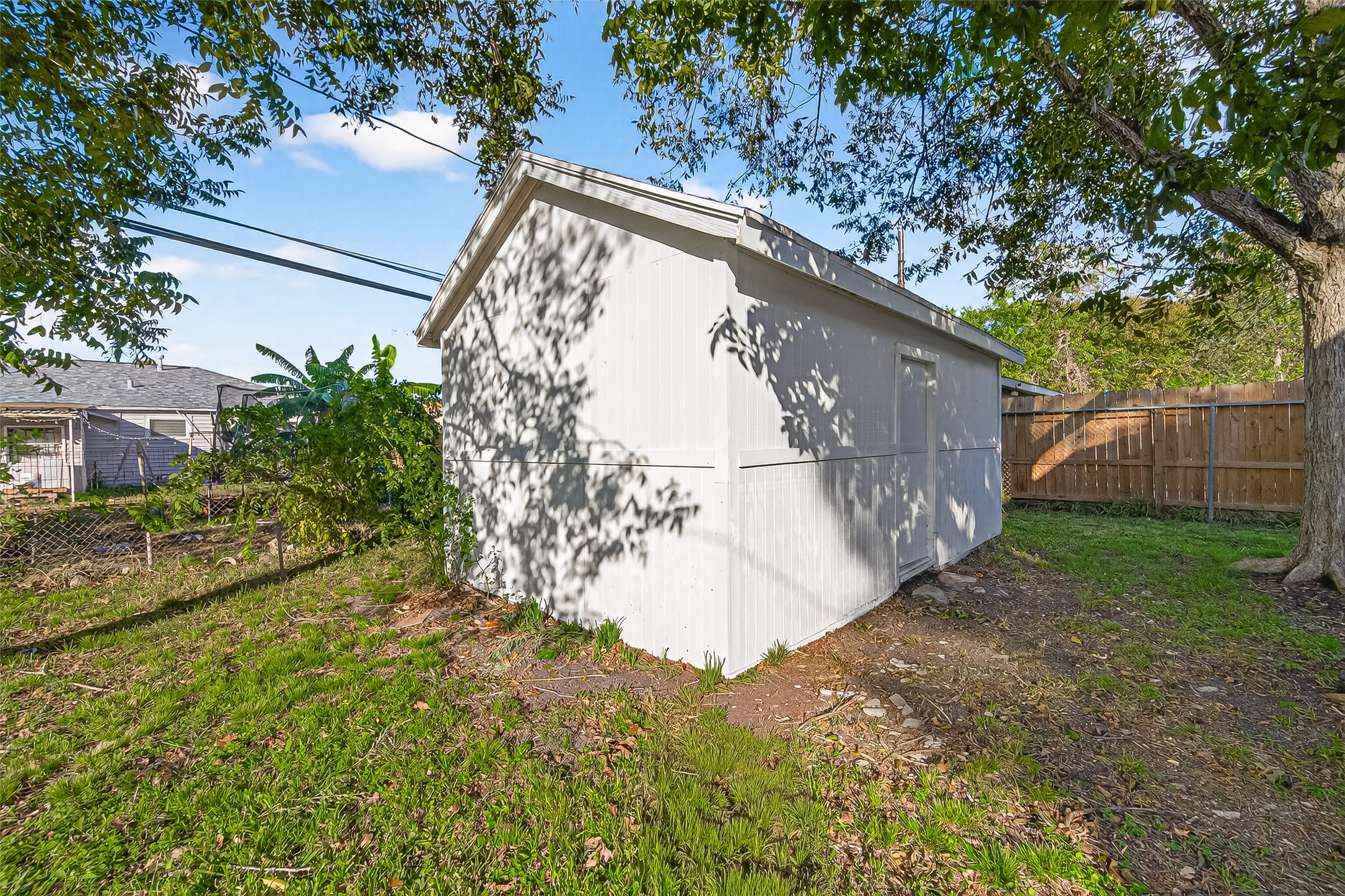 4729 Paradise Lane Houston, TX 77048 - Photo 42 of 43 a view of a back yard of the house