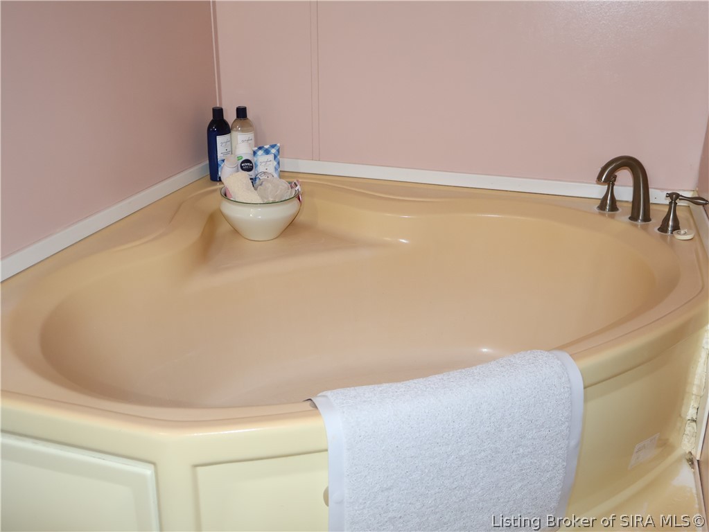5259 West Foltz Road Dupont, IN 47231 - Photo 23 of 60 Garden Tub