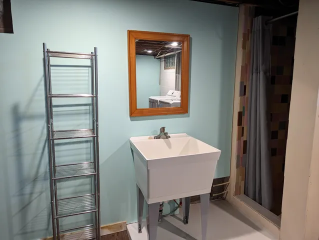 $2,400 | 54 West 35th Street, Holland, MI 49423