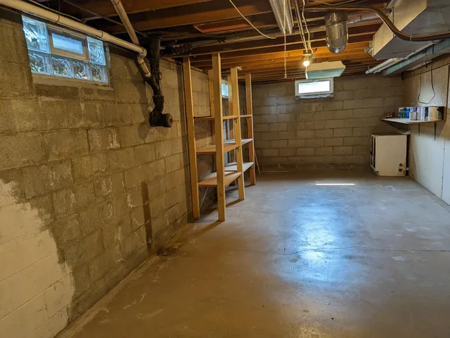 $2,400 | 54 West 35th Street, Holland, MI 49423