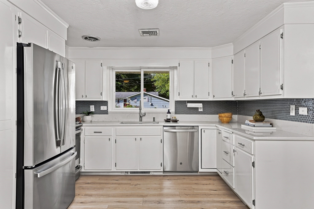 4 Nadine Road Framingham, MA 01701 - Photo 7 of 33 Gallery Image 7