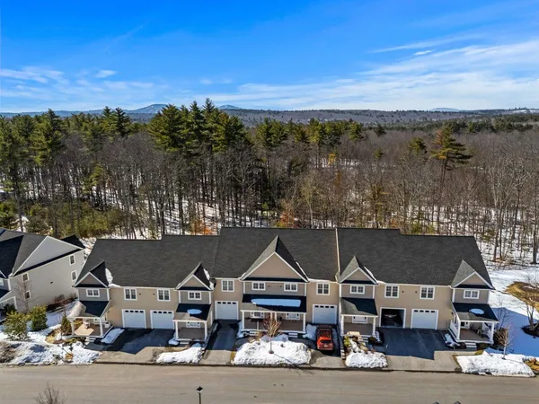 $499,900 | 211 Woodview Way, Manchester, NH 03102