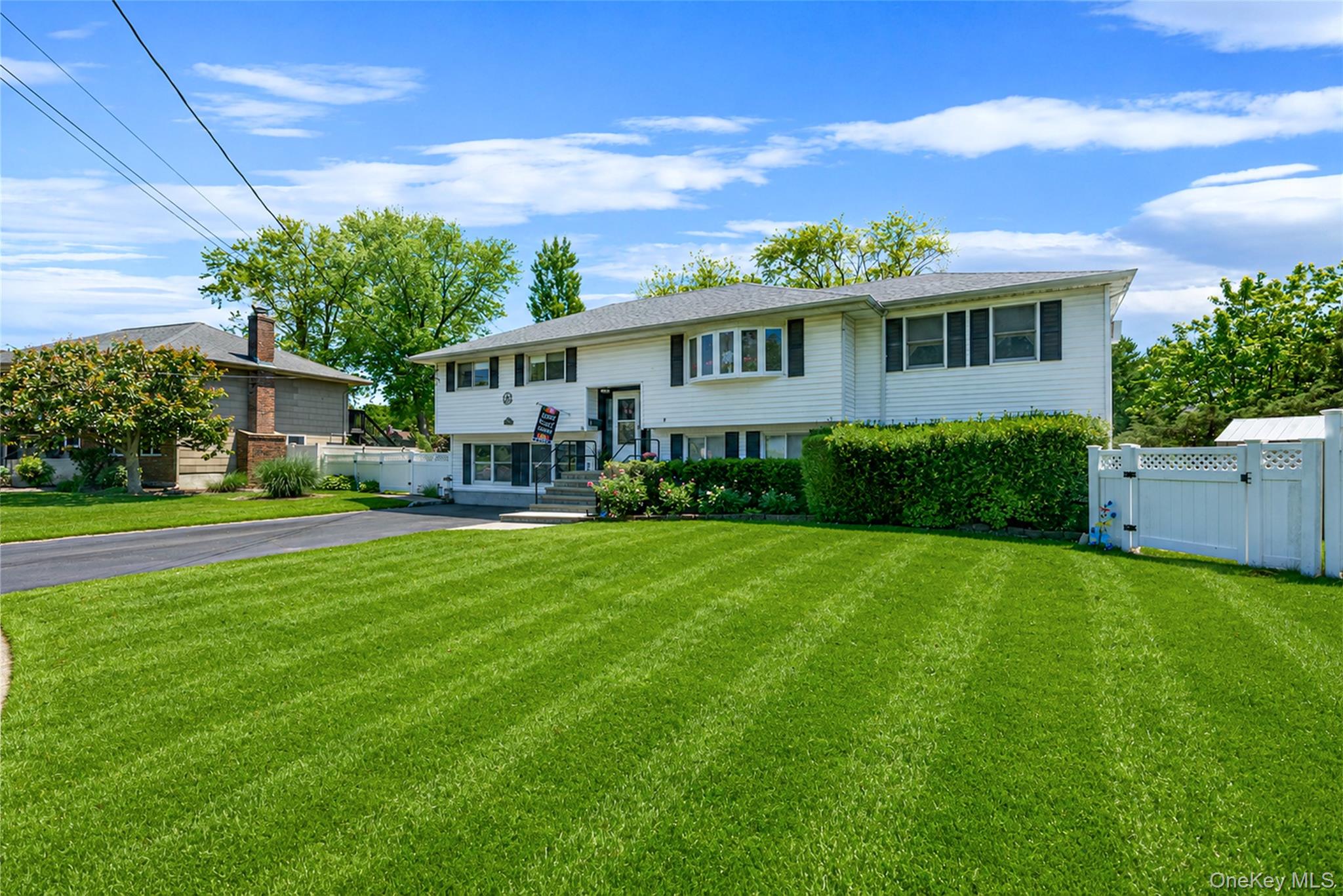 20 Rochelle Court Amityville, NY 11701 - Photo 3 of 43