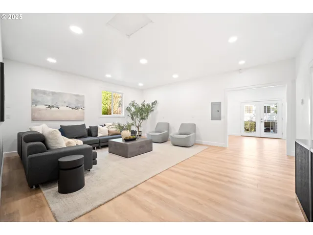 a view of yard with trees