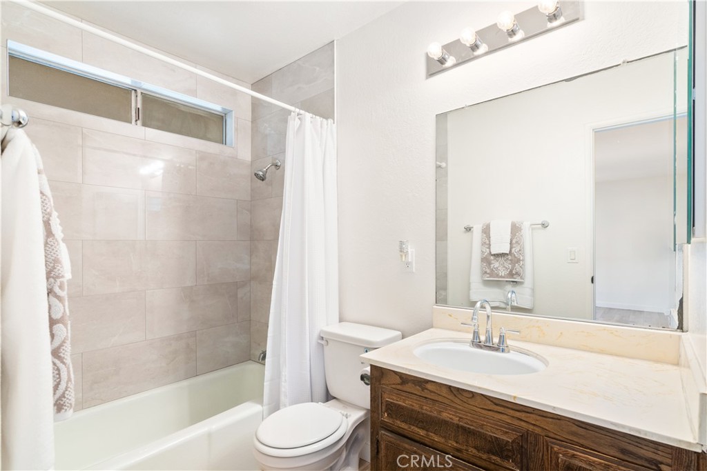 16425 Gardner Avenue Riverside, CA 92504 - Photo 15 of 29 Primary Bathroom