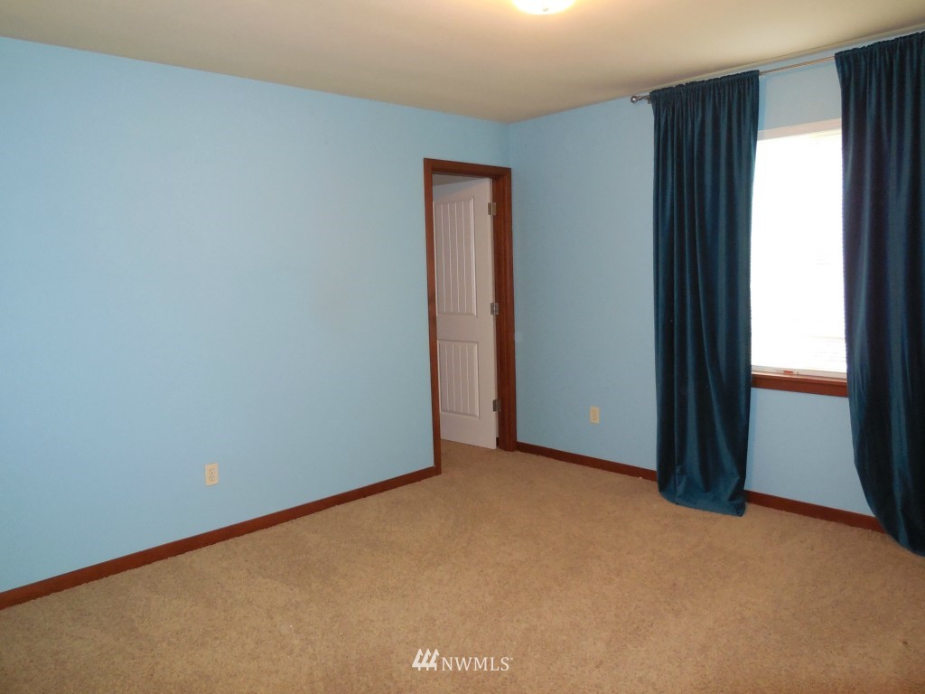 16444 Sylvester Road Southwest Burien, WA 98166 - Photo 5 of 15