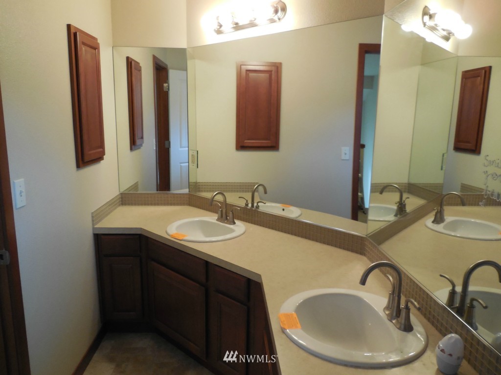 16444 Sylvester Road Southwest Burien, WA 98166 - Photo 8 of 15