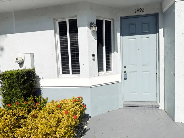 $2,000 | 1992 Alamanda Way, Riviera Beach, FL 33404