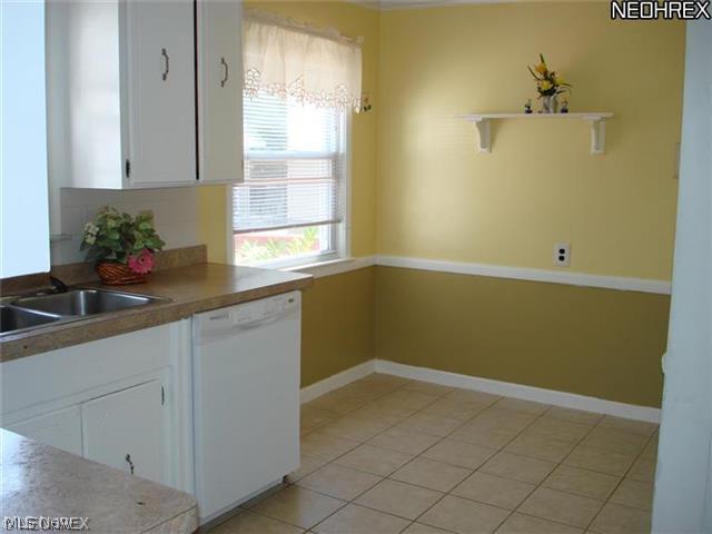 4076 Charlton Road Cleveland, OH 44121 - Photo 7 of 16