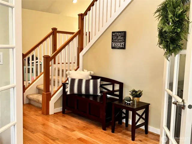 a view of entryway with a workspace