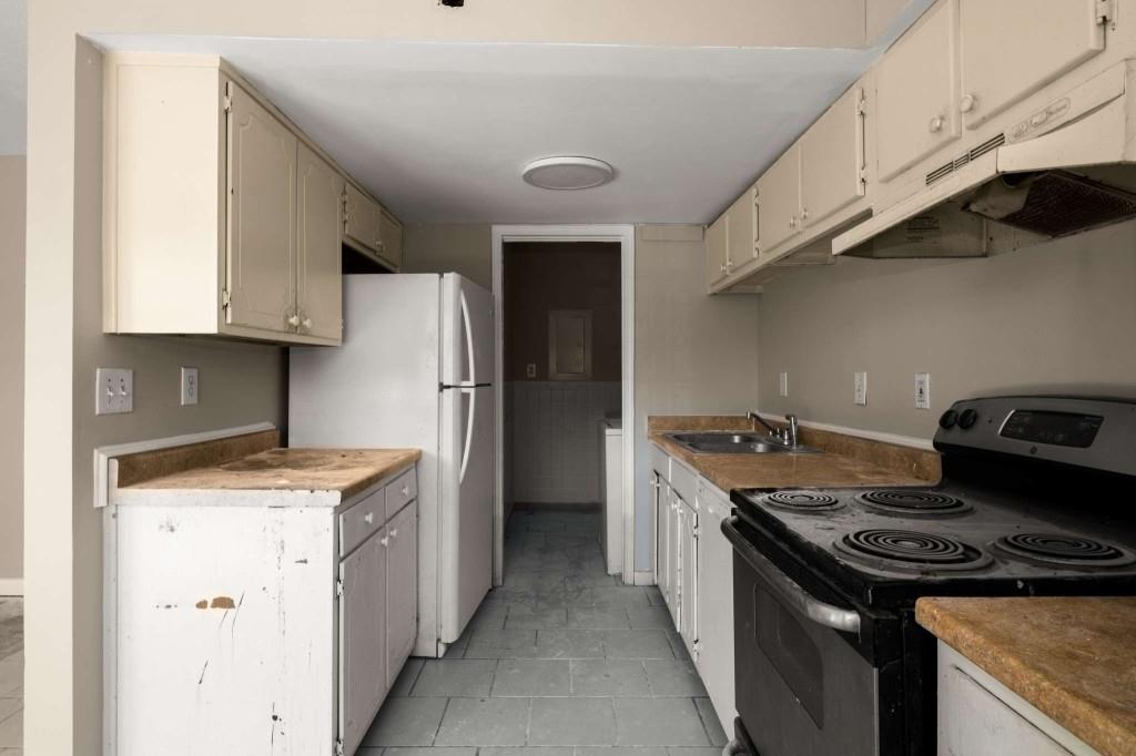 3254 Strawberry Lane Decatur, GA 30034 - Photo 11 of 27 a kitchen with a stove and a refrigerator