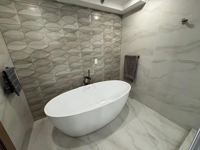 4511 South Ocean Boulevard, Unit 904 Highland Beach, FL 33487 - Photo 13 of 37 1 Bathroom Tub