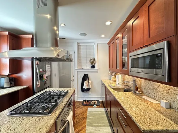 $3,795 | 1406 West Cornelia Avenue, Unit 2, Chicago, IL 60657